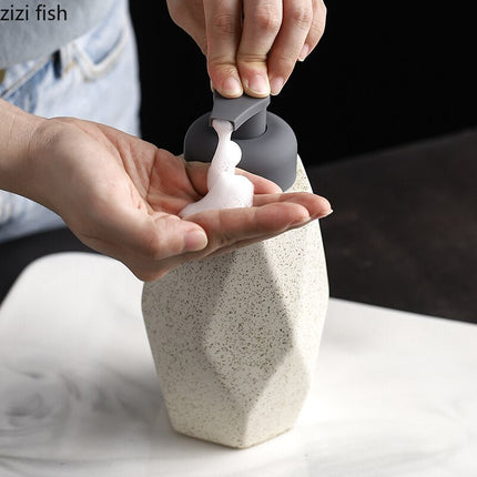 Moderne geometrisk sæbedispenser i keramik