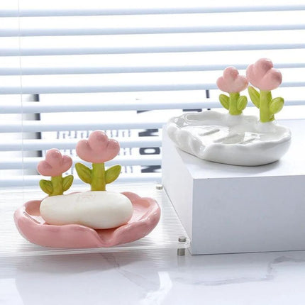 Keramisk sæbeholder med dekorative blomster