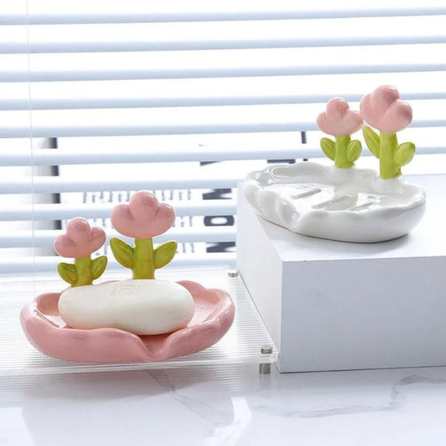 Keramisk sæbeholder med dekorative blomster
