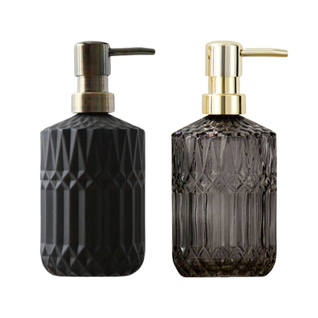Sort sæbedispenser i facetslebet glas