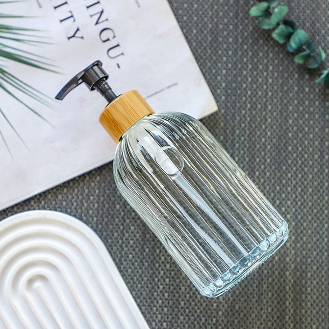 Stribet sæbedispenser med bambus pumpe