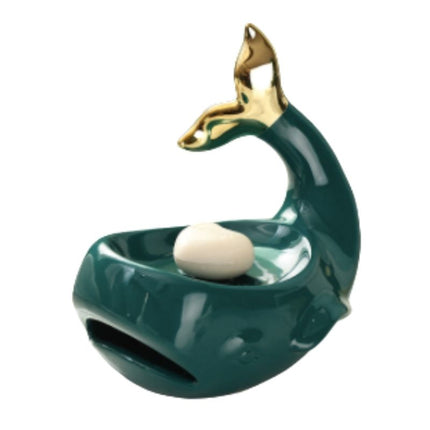 Keramisk sæbeholder formet som en hval