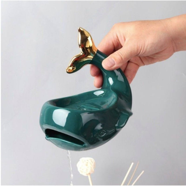 Keramisk sæbeholder formet som en hval