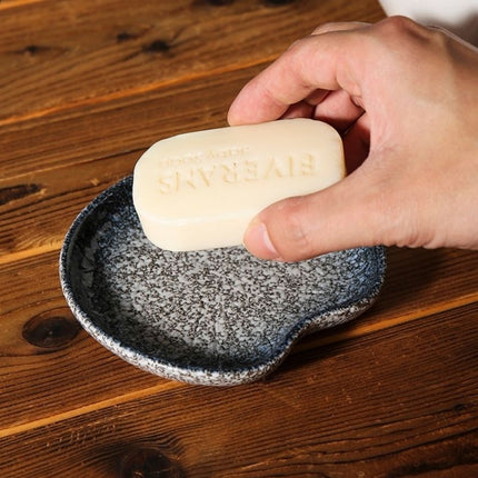 Keramisk sæbeskål med plettet glasur